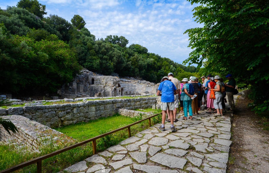 albania-butrint-a-tourist-group-min